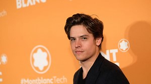 Dylan Sprouse presume de músculos sin camiseta y habla de su trauma de niño