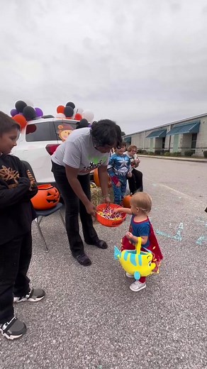#peytonandthepuppies Peyton thinks all the candy are toys. #trunkortreat