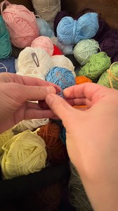 36K views · 217 reactions | Use a snap clip to secure the ends of your yarn balls so they don’t get all tangled up 臨✨ Can’t remember where I saw this tip, but it’s really useful now that I’m tidying up my cotton yarn stash  #knitting | Annaplexis | Facebook