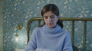 Woman trying out a pair of virtual reality goggles - Free Stock Video