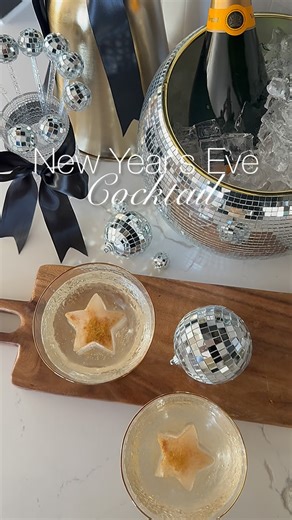 Chelsea Zutavern on Instagram: "New Year’s Eve Cocktail!🪩✨ A fun drink to ring in the new year. ⭐️✨ . You will need: Star shaped silicone mold Edible glitter White Cranberry Juice or White Grape Juice Champagne or Prosecco . #nye #champagne #newyear #newyeareve #newyearsevedrinks"