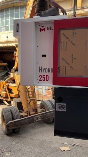 Milacron Plastic Injection Moulding Machine Unloading #shorts #machine #injectionmolding