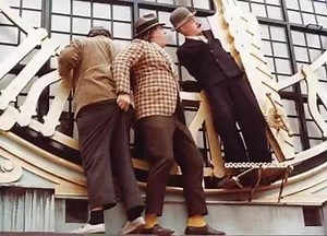 Endelig fredag! Olsen Banden går i krig, Pigen fra Egborg og Tre finder en kro er ugens nyheder på Dansk Filmskat. #filmskatfredag | Nordisk Film