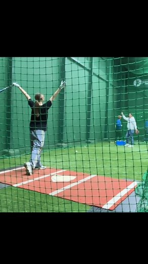 嵐莉菜 / Lina Arashi | マネージャーさんが動画を作ってくれました🥹 最初はピッチングもバッティングも野球初心者が丸わかりで、すごく下手っぴなのが恥ずかしいけれど、こう見ると、どんどん形になっているのがわかって本当に嬉しい😚 野球のシーンみんな見てくれた？⚾️... | Instagram