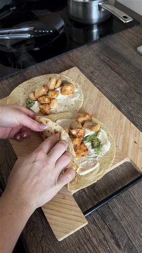 High Protein Wraps 🌯💥 Saftigem Hähnchen, cremiger Skyr-Sauce, Avocado & Feta Light 🤍 Zutaten (2 Wraps): ▫️ 2 Protein Wraps ▫️ 200 g Hähnchen-Minutensteaks ▫️ 1 EL Skyr ▫️ 1 EL Ketchup Light ▫️ 1 TL Senf ▫️ 30 g Feta Light ▫️ 30 g Avocado ▫️ Salz, Pfeffer, Gewürze nach Geschmack Zubereitung: 1️⃣ Hähnchen würzen & im Airfryer garen 2️⃣ Skyr, Ketchup, Senf und Gewürze zu einer Sauce verrühren 3️⃣ Wraps in der Pfanne oder in der Mikrowelle kurz erwärmen 4️⃣ Wraps mit Sauce bestreichen, Hähnchen, 