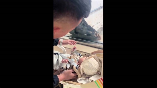 Monkey bursts into laughter after staring at child at Shanxi zoo