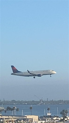Delta Connection (SkyWest Airlines) E175LR [N311SY] Landing at San Diego International Airport