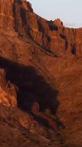 A few days each year, and for 10 minutes, the sun projects a shadow of a Cougar chasing its prey on the cliffs of the Superstition Mountains. This was taken last night, and it will be happening for the next few nights (sunset permitting). The sun strikes the mountain perfectly for a short window each March and September for her to appear! And they say the “Cougars” like to spend their Saturday nights bar hopping in Scottsdale… Check out TheJeremyJohnson.com 🤙🏼 BTW… be on hyper snake alert. I s