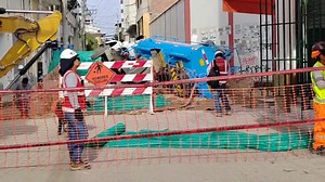 #EnVivo #NoticiasPiura30 Una cisterna que se utiliza para los trabajos de reconstrucción del centro de la ciudad de Piura, se volcó esta mañana en la esquina de las calles Lima con Huancavelica debido al hundimiento de una de sus llantas traseras. #NP30 | Noticias Piura 3.0
