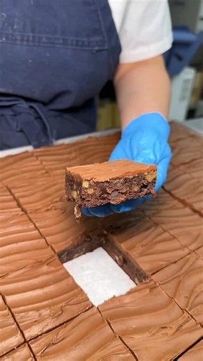 Homemade brownies! 🍫 A soft walnut brownie topped with rich house-made fudge! How many are you eating??🌟 9815 S Eastern Ave (Freed’s Bakery)🍰 10870 W Charleston Blvd (Summerlin)🧁 6475 N Decatur Blvd (Centennial Hills)🎂 60 E California Ave (Downtown)🍦8730 W Sunset Rd. (Southwest) #brownies #brownies | Freed's Bakery