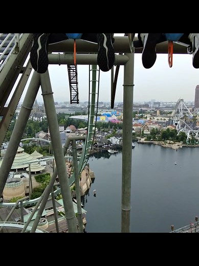 Volando Alto: La Montaña Rusa Dinosaurio