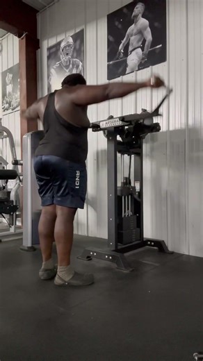 Lateral raise machine #lateralraise #shoulder #deltoids #delts #upperbody #gymlife #fitness