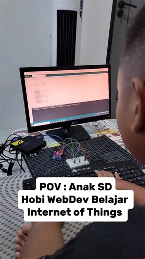 Anak SD ini pulang sekolah bukan cari game, tapi nyalain PC, ngoding web, lanjut utak-atik Arduino dan IoT. Masih belajar perkalian, tapi sudah mikir logika, dan “kenapa ini nggak jalan”. Dunia berubah cepat, dan bocah ini sudah lari duluan. Kalau kamu percaya masa depan Indonesia ada di tangan anak-anak yang mau belajar, like, share, dan komen: “Anak sekecil ini sudah sejauh ini.” #ibracoding #smkbisa #fypシ゚viral #anaksd #coding