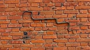 Snake crawls over wall just like iconic Nokia phone game