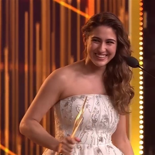 Sara Ali Khan Ko Mila Best Award.. #IIFA #bollywood #IIFAAwards #viralvideo #post | IIFA Awards