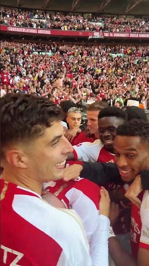 Fabio Vieira scores winning penalty and Arsenal players celebrate with supporters!