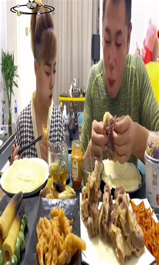 This is how you deal with people who eat alone; don't be polite.🍗🍜🥗🥗 | Monkey Love