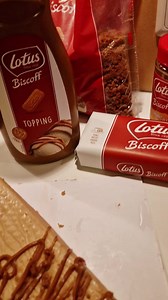 Úplne jednoduchý a pritom skvelý..... Na tortovu formu priemer 18 cm potrebujete: 250 g riccotta 250 g mascarpone 250 g tvaroh 2 vajíčka 3 PL lotus pasty Len vsetko spolu zmiešať a dať piecť 180°C asi 35 min A pred podávaním poliať Lotus topingom :)))) Všetko na pečenie už len do soboty so ZĽAVOU www.yummy.sk Kod: Lotus10 | Adriana Poláková - Napečené s láskou