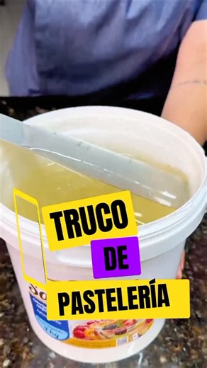 Andrea | Aprende repostería gratis on Instagram: "¿Tu chantilly se derrite y pierde forma? 😩 Hoy aprendés a estabilizarla como profesional 🎂✨ En pastelería no se trabaja “al ojo”, se trabaja con porcentajes reales 📏 👉 Usá entre 0,8 % y 1 % de brillo de gelatina neutra según el peso de la crema. ✔️ Más firme ✔️ Mejor definición en boquillas ✔️ Mayor resistencia al calor 🔥 💡 Ese detalle marca la diferencia entre una decoración común y un acabado profesional. 👉 Comentá “CLASE” y entrá al lin