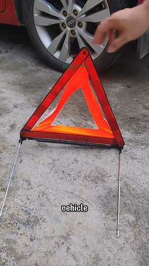 1K views | 2in1 Solar Triangle Lights Car No matter what car you drive, the 2in1 Solar Triangle Lights Car Emergency Warning is a must have in your vehicle | Hana Farm | Facebook