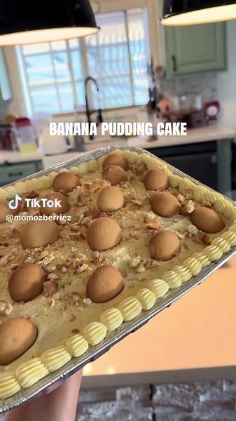 The banana puddin’ cake •’ 🍌*• ☆ I have been wanting to bake this for a while now 🍌🍰 yummy banana cake loaded with fresh bananas, vanilla wafer cookies, and creamy vanilla puddin