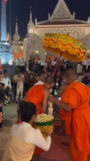 🙏🙏ព្រះសង្ឃនិងពុទ្ធបរិស័ទ សូមធ្វើការគោរពស្វាគមន៍ព្រះដំណើរនិមន្តមករបស់ព្រះតេជគុណព្រះឧបជ្ឃាយ៍ ព្រះចន្ទសិរី ថាច់សុខសាន្ត វត្តអង្គររាជបូរី (អង្គ)ព្រះមេគណរងប្រចាំខេត្ត អនុប្រធានអភិបាលពុទ្ធសាសនាវៀតណាមមជ្ឈិម ចាងហ្វាងសាលាបាលីខ្មែរខេត្ត(ព្រះត្រពាំង)ព្រះអង្គសម្ដែងព្រះធម៌ទេសនា ក្នុងឱកាស បុណ្យបញ្ចុះខណ្ឌសីមា​ វត្តស្លែងមានជ័យសំរឹទ្ធិស័ក​ ស្លែងចាស់ ភូមិស្លែងចាស់ ឃុំតឹបសើង ខេត្តវិញឡុង ប្រារព្ធនៅថ្ងៃ ៦-៧-៨កើត ខែផល្គុន ឆ្នាំម្សាញ់ សប្ដស័ក​ ព.ស.២៥៦៩ ត្រូវនឹងថ្ងៃទី២២-២៣-២៤ ខែកុម្ភៈ គ.ស.២០២៦ Đại Lễ Kiết Giới Sima k