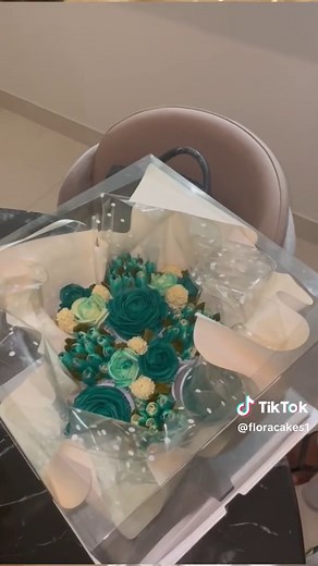 Thank you Ruba 🤍#sudanese_tiktok #سودانيز_تيك_توك #cupcakedecorating #buttercreamflowers #floralcupcakes