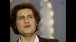 6.1K views · 146 reactions | Hace 86 años nacía el cantante Joe Dassin. Murió a los 41 años de un infarto de miocardio, durante sus vacaciones en Tahití, el 20 de agosto de 1980. A pesar de esa partida... "El mundo sigue andando".... | Aquellos Locos Recuerdos | Facebook