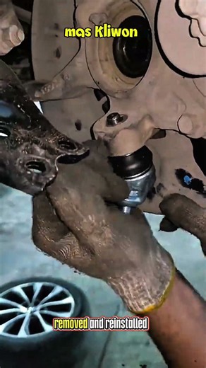 Mechanic's God-Like Skills: Replacing a Car's Ball Joint Quickly and Accurately!#shorts ​#mechanic