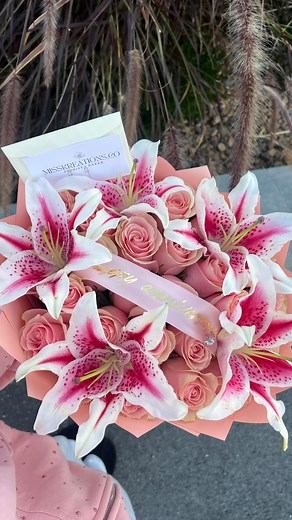 the most gorgeous flower! ✨🤳🌸 . LUXURY FLORIST located in the south suburbs of CHICAGO, DM for future bookings of any floral arrangements & cake orders 🌸🫧 | misskreations.co