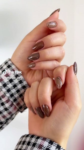 Swirls auf den Nägeln: Herbstliche Nail-Designs