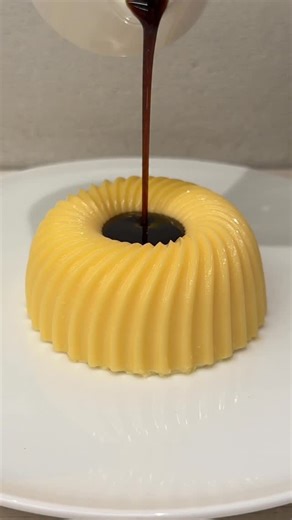 YUJIグルメ(japanesefood) on Instagram: "黒蜜をかけるぷるぷるプリン🍮 ドレスプリン cafe MARUセット1500円 ぷるんと揺れるプリンは弾力のある食感が特徴でほどよい甘さの黒蜜がしっとり絡み上品な味わい😋 黒蜜を注ぐとプリンがゆっくりと広がっていく様子も芸術的で最高でした！ 🍚店名: cafe MARU 住所: 愛知県名古屋市西区那古野2丁目19-23 ZERO-NEXT1 F 最寄駅: 名古屋駅から徒歩10分 営業時間: 11:00-18:00、金曜日 19:00-23:00 土曜11:00-18:00、19:00-23:00 定休日：不定休 Plump pudding with black honey Dress pudding cafe MARU set 1500 yen The swaying pudding is characterized by an elastic texture, and the moderately sweet black honey is moist and has an elegant taste & 