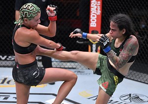 (Photo) Ashley Yoder has the perfect activity to kill time while cutting weight