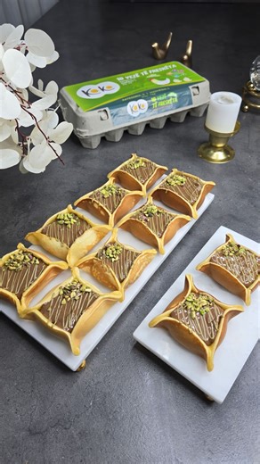 Viva Fresh Store on Instagram: "🥞 Dubai Pancake Produktet e kësaj recete i gjeni online me ZBRITJE në Viva Fresh Store. https://online.vivafresh.shop/recipe_details/?id=16 Përbërësit Pancake: • 2 Vezë Koko • 3 lugë gjelle Sheqer • 150ml Qumësht Mlekovita • 75ml Ujë • 1 lugë e vogël pluhur për pjekje • 1 lugë e vogël vanil pluhur • 1 gotë (250ml) Miell Kremi për mbushje: • 150gr Margarine Italianno • 150gr Kadaif • 250gr Krem Fëstëku Dekorim: • Çokollatë e shkrirë • Pak krem fëstëku Përgatitja K