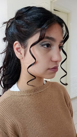 Hoy estuvimos haciendo pruebas de peinado y maquillaje para nuestras egresadas… y miren lo lindas que quedaron ✨💗 Esta temporada estamos ofreciendo un Servicio VIP pensado especialmente para vos: 💄 Maquillaje profesional 💇‍♀️ Peinado a elección ✨ Prueba previa incluida 🌸 Asesoría de estilo según tu vestido y tu rostro 📸 Detalles finales para que quedes perfecta en todas las fotos La idea es que llegues a tu noche soñada tranquila, segura y brillando como te merecés ✨ Si te estás por egresar