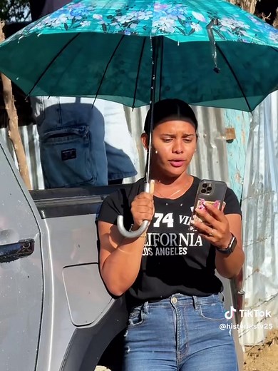 ☔️Creó una lluvia falsa para que su esposo en Estados Unidos hiciera esto🇺🇸 ☔️She created a fake rain for her husband in the United States to do this🇺🇸 #usa #drama #rain #reflection #couple