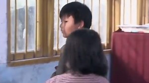 为让儿子坐前排，村妇拿玩具跟男孩换，下秒神反转！