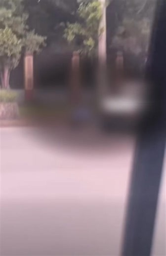 SUDDEN UNINTENDED ACCELERATION O ROAD RAGE? Nakunan ang pag-araro ng isang UV express van sa mga motorsiklo na bumabaybay sa Commonwealth Avenue, malapit sa Philcoa, sa Quezon City na naganap ngayong Biyernes, Oktubre 17 ng hapon. Ilang riders ang sugatan habang hindi bababa sa limang motorsiklo ang nawasak nang biglang pagbabanggain ng van na nagtuluy-tuloy diumano sa direksiyon ng Fairview, Quezon City. (Video courtesy of Shane Lomibao) #PilipinasToday #CommonwealthAvenue #RoadRage | The World