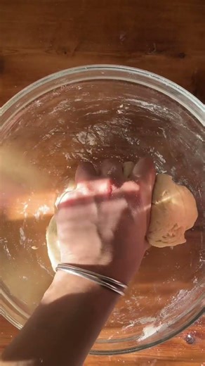 Cinnamon roll bites χωρίς φουσκώματα και αναμονές 🫶🏼 Για τη ζύμη : 300 γρ αλεύρι για όλες τις χ...