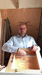 Was steckt drin im Komplettset für beleuchtete Nischen? Schlüter-Fachberater Mario Mazanek klärt euch auf und zeigt, wie einfach die Installation von der Hand geht. | Schlüter-Systems KG - Innovationen mit Profil