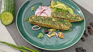 ARD-Buffet: Rezept: Persischer Kräuterkuchen mit Gurkensalat