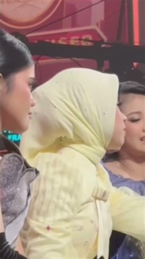 I don't want El Joyee to be said to look like her mother. The one who looks like her mother is me.
