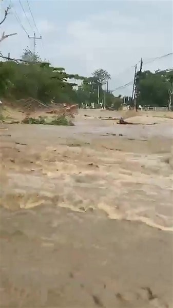 9.8K views · 69 reactions |  Terrible floods in #Central_Java, Indonesia. Various locations of the island suffered from large floods due to the overflowing of the rivers because of the intense rainfall of the last few days. | Meteored | Facebook