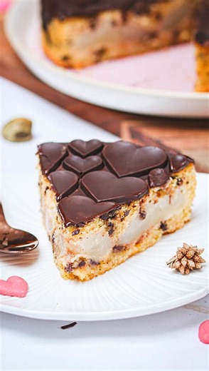 Une recette facile et rapide pour la saint Valentin : le moelleux poire chocolat avec une coque en forme de cœurs 💕 👉 Pour cet effet, j’ai utilisé la toile décor pétales de cœurs de Guy Demarle. Nouveau client ? Indiquez CHRISTELLE en parrainage et Christelle Gomez en conseillère pour recevoir un bon de 5 € 🎁 Je vous mets le lien en commentaire. Ingrédients pour 8 personnes : 1 yaourt (125 g) 80 g de cassonade 3 oeufs 150 g de farine (T45) 75 g de poudre d’amande 1 sachet de levure (11 g) 1 p
