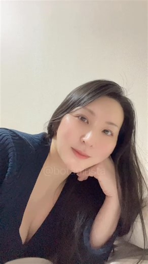 牡丹/Botan on Instagram: "私がAIではない証拠に、7秒より長く話しているところを見たいと言われたので…🥺 これでも信じられない方は、わたしのYouTube liveかTwitchの配信を見ていただくしかないです😂"