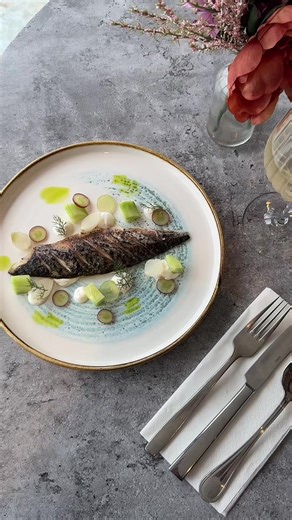 Introducing a standout from our new autumn menu: Versus-Pickled & Charred Mackerel. 🐟 Paired with horseradish yoghurt, cucumber, silver skin onions, grapes, and fresh dill, this dish brings a perfect balance of vibrant, tangy flavours and seasonal elegance. ✨ A must-try for the season! 🤤