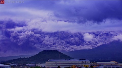Watch a deadly pyroclastic flow race down Mayon Volcano