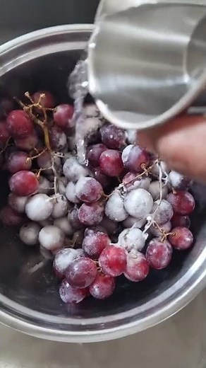 how to wash grapes properly .