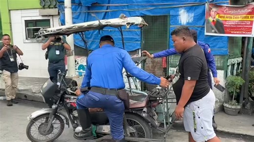 ‘PAULIT-ULIT NA PAGLABAG SA BATAS.’ Ito ang napansin ng Metropolitan Manila Development Authority sa isinagawang clearing operation sa ilang pangunahing kalsada sa Tondo, Maynila, ngayong Miyerkules, Enero 14. Ilan sa mga nahuli ay dati na rin anilang nahuli sa kaparehong paglabag. Kabilang dito ang mga tindahang nakapuwesto sa may bangketa at mga sasakyang ilegal na nakaparada sa sidewalk. | via Jessie Cruzat, ABS-CBN News | ABS-CBN News