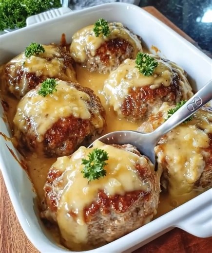 Cheesy Baked Meat Patties 🧀🥩 Juicy beef patties stuffed with gooey cheese and baked to golden perfection—comfort food made easy! Ingredients For the Patties: 680 g ground beef (20% fat) 1 small onion, finely grated 2 garlic cloves, minced 60 g breadcrumbs 1 large egg 2 tbsp milk 1 tbsp Worcestershire sauce 1 tsp mustard 1 tsp Italian herb blend ½ tsp smoked paprika 1 tsp salt ½ tsp black pepper For the Cheese & Finishing: 170 g cheese cubes (mozzarella or cheddar) 120 g grated cheese (mozzarel